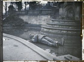 Image représentant La statue de Frédéric III de Prusse (place Raymond Mondon) déboulonnée