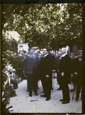 Image représentant Cinquième assemblée annuelle de la Société des Nations (SDN) à Genève. Edouard Herriot, président du Conseil des ministres français, près du monument aux morts dans le jardin du consulat de France, rue Sénebier