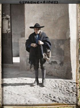 Image représentant Espagne, Ségovie, Hario Garcia, nascido en Lastilla, petit village près Ségovie avec le "Sombrero de Aro"