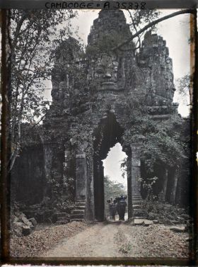 Image représentant Deux éléphants passant sous le gopura ( porte surmontée d'une tour )