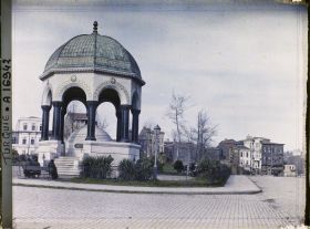Image représentant Alman Cesmesi ("fontaine Allemande") sur la place du Sultan Ahmet