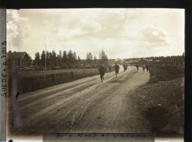 Image représentant Enfants courant sur une route d'Urfors