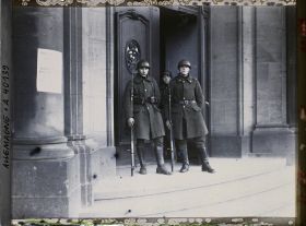 Image représentant Affiche apposée sur le Palais de Justice et soldats belges