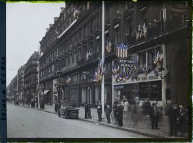 Image représentant Décorations avenue de l'Opéra, devant les bureaux du New York Herald, pour le 9ème congrès de la Légion Américaine (American Legion)