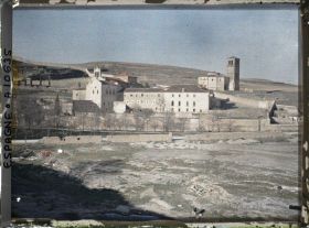 Image représentant Espagne, Ségovie, La Vera Cruz vu de la rive gauche de l'Eresma avec une autre Eglise en avant