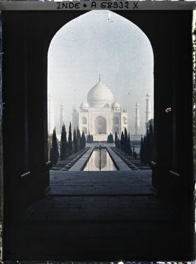 Image représentant Le grand canal axial et le mausolée vus de la porte monumentale de l'enceinte du Taj Mahal