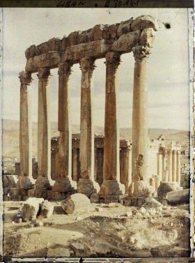 Image représentant Le temple de Bacchus derrière les colonnes du Temple de Jupiter