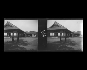 Image représentant Le comte Okuma en conversation devant sa résidence