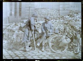 Image représentant France, Reims, Deux poilus place Royale