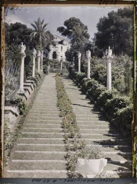 Image représentant La villa Cypris dominant le grand escalier fleuri de son jardin, ponctué de sculptures