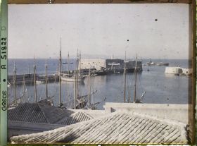 Image représentant Le petit port vénitien, avec son fort et quelques bateaux, depuis la ville