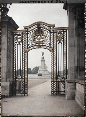 Image représentant Une grille de Buckingham Palace