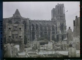 Image représentant France, Reims, Côté nord de la Cathédrale pris de la rue Carnot