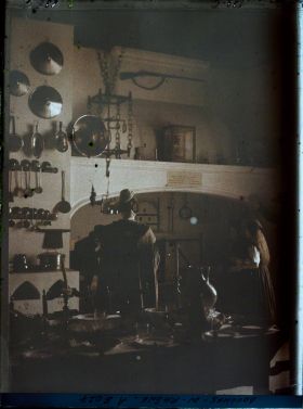 Image représentant Une salle de reconstitution éthnographique au Museon Arlaten dans le palais du Félibrige, ancien hôtel de Laval-Castellane