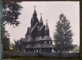Image représentant Eglise en bois debout, ou stavkirke, avec son cimetière