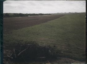 Image représentant France, Ecurie, Route Béthune Arras et barbelés sortis des Champs