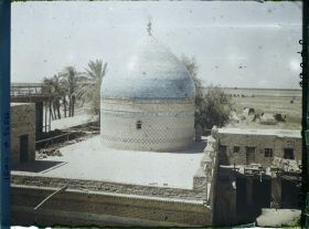 Image représentant Le tombeau supposé d'Esdras ou Ezra, grand prêtre juif à la cour de Perse, au Ve siècle avant J.-C.