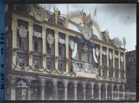 Image représentant Décorations sur les magasins du Louvre place du Palais-Royal pour les fêtes de la Victoire des 13 et 14 juillet 1919