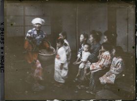 Image représentant Groupe de fillettes et de femmes