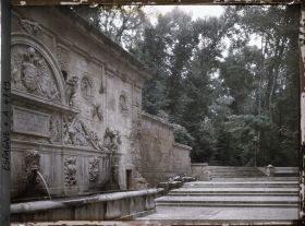Image représentant La fontaine de Charles Quint au bout de la promenade boisée menant à l'Alhambra