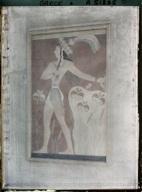 Image représentant Dans le Palais, la fresque du "Prince aux fleurs aux lis" , dans un corridor sur le côté sud de la cour centrale