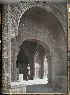 Image représentant Porche du palais de Lalgarh et un gardien