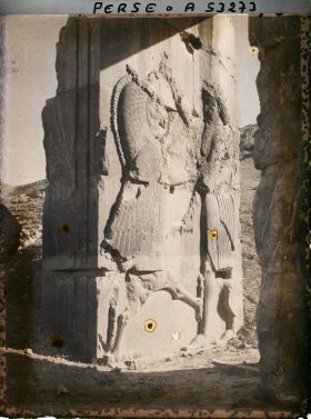 Image représentant Bas-relief représentant Darius 1er luttant contre un animal fabuleux, palais des cent colonnes