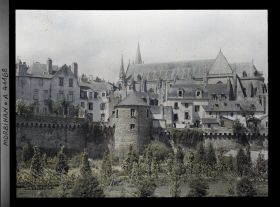 Image représentant La cathédrale Saint-Pierre et les remparts de la ville, vue prise de la Promenade de la Garenne