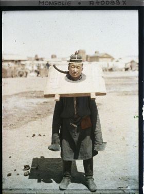 Image représentant Un condamné (probablement un soldat) à la peine de la cangue ou carcan