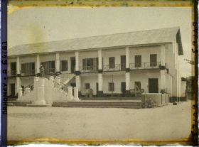 Image représentant Le bâtiment central de la mission catholique (l'école ?)