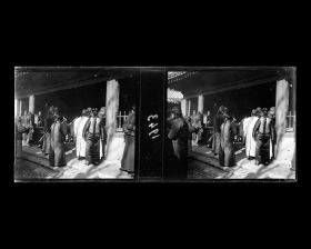 Image représentant Zhengyangmen ("porte Face au Midi"), appelée aussi Qianmen ("porte Antérieure"). Fidèles à l'entrée du sanctuaire de Guandi, à l'occasion du Nouvel An