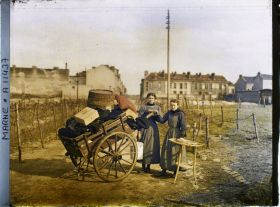 Image représentant Femmes déménageant, place Nicolas Bergier