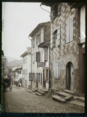 Image représentant France , St Jean-Pied de Port, Vieilles Maisons : celle du 1er plan date de 1649