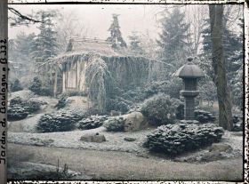 Image représentant Maison de thé et coin du " village japonais " sous le givre, vus depuis l'entrée est