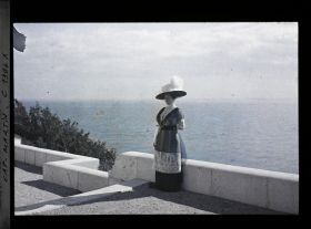 Image représentant La baronne Bertha von Schoen sur la terrasse basse de la villa Kahn