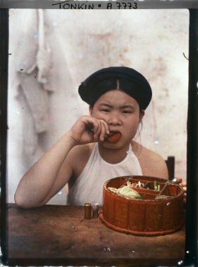 Image représentant Une jeune fille à la bouche rougie par le chiquage du bétel