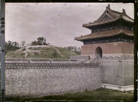 Image représentant Zhaoling (" tombeau Lumineux "), appelé aussi Beiling (" tombeau du Nord ")