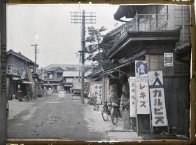 Image représentant Une rue, à droite, marchand de boissons non alcoolisées
