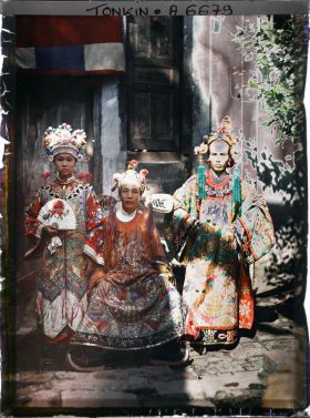 Image représentant Deux acteurs et une actrice du Théâtre Saïgonnais, en costume de scène