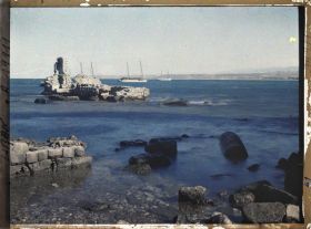 Image représentant Vue du port avec des vestiges du môle antique