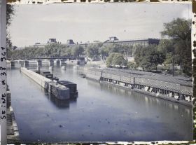 Image représentant Le barrage de la Monnaie, le pont des Arts et le Louvre depuis le Pont-Neuf