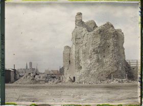 Image représentant Belgique, Nieuport, Ruines, Tour des Templiers, dans le fond, l'Eglise