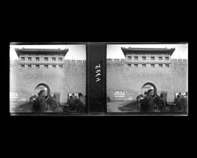 Image représentant L'entrée ouest de Zhengyangmen ("porte Face au Midi"), ou Qianmen ("porte Antérieure")