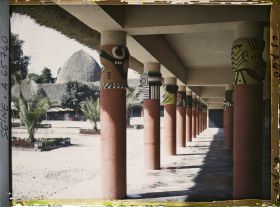 Image représentant L'Exposition Coloniale Internationale de 1931, la colonnade du pavillon du Congo belge