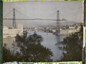 Image représentant Le pont transbordeur à l'entrée du vieux port, au soleil couchant