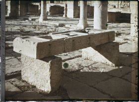 Image représentant Une table pour mesurer le grain et les liquides, dans le marché de Cosinius, vestiges de la cité antique Cuicul