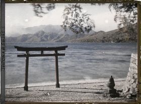 Image représentant Torii sur la plage Utaga (Utagahama), au bord du lac Chuzenji