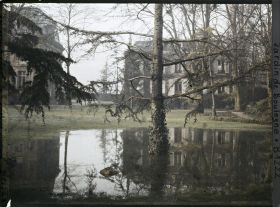 Image représentant La grande pelouse en partie inondée, à gauche la maison Kahn, à droite la maison Biais
