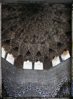 Image représentant Alhambra : plafond en nid d'abeille de la salle de las dos Hermanas