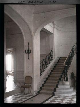 Image représentant Escalier et partie sud-ouest du vestibule de la villa Kahn encore appelée villa Zamir